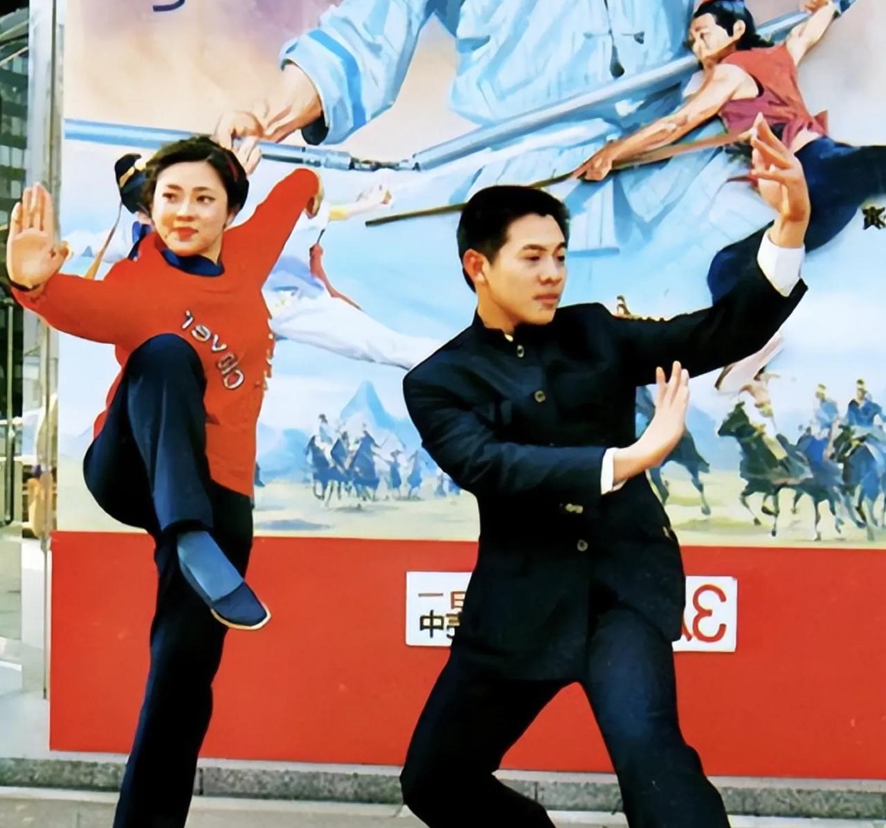 李连杰对于黄秋燕和利智，
就是校园爱情和社会爱情的典型，
大部分的人选择的也会是