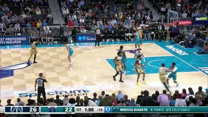 奇才中锋巴格利真是极其的残暴！在今天奇才客场挑战黄蜂的比赛中，当时比赛进行到了第