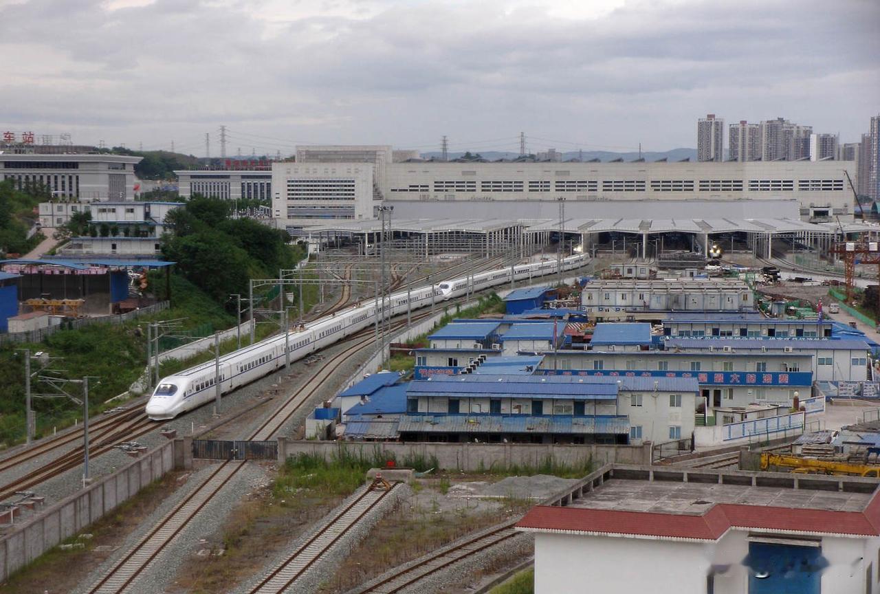 2016年8月，一列重联运行的和谐号CRH2型动车组驶出重庆北站北场，往成都东方