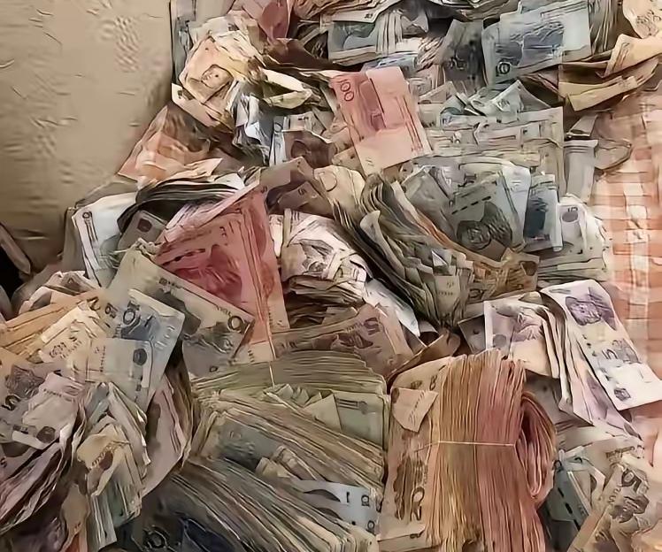 婆婆走了，留下一沓皱巴巴的现金。
儿媳只发了一句：“婆婆走了，这是她一生的积蓄[