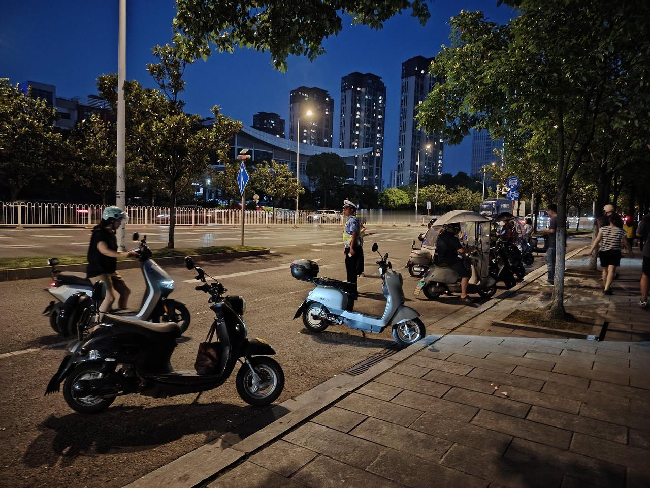 路口又开始了，查头盔。

电动车过去一辆拦一辆，没戴的靠边停车——不罚款，但得停