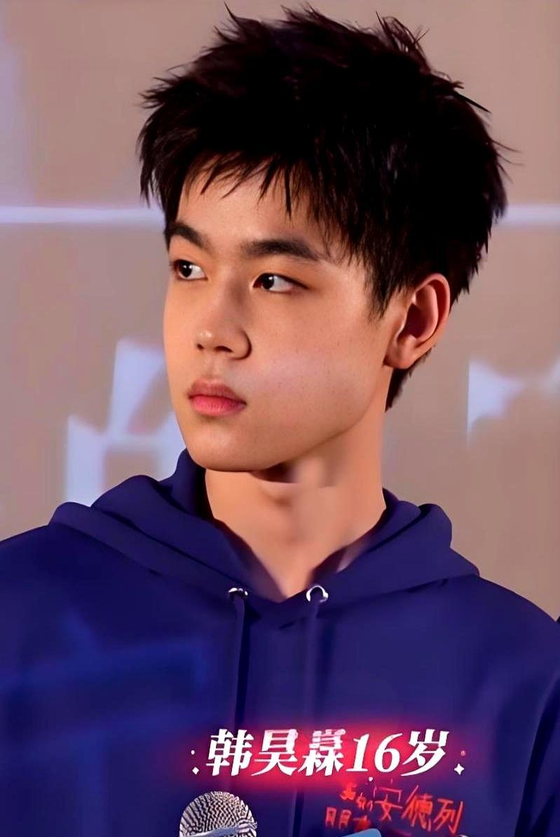 16岁韩昊霖飙到180cm！
 
当年那个在《庆余年》里踮脚追鸡腿的小范闲，现在
