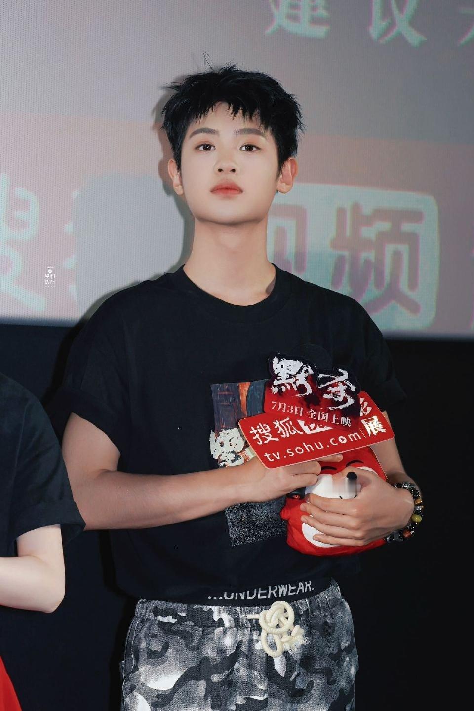 在盛大的首映式上，黄明昊“我在保护你”亲自重现了这一感人瞬间，通过细腻的演绎进一