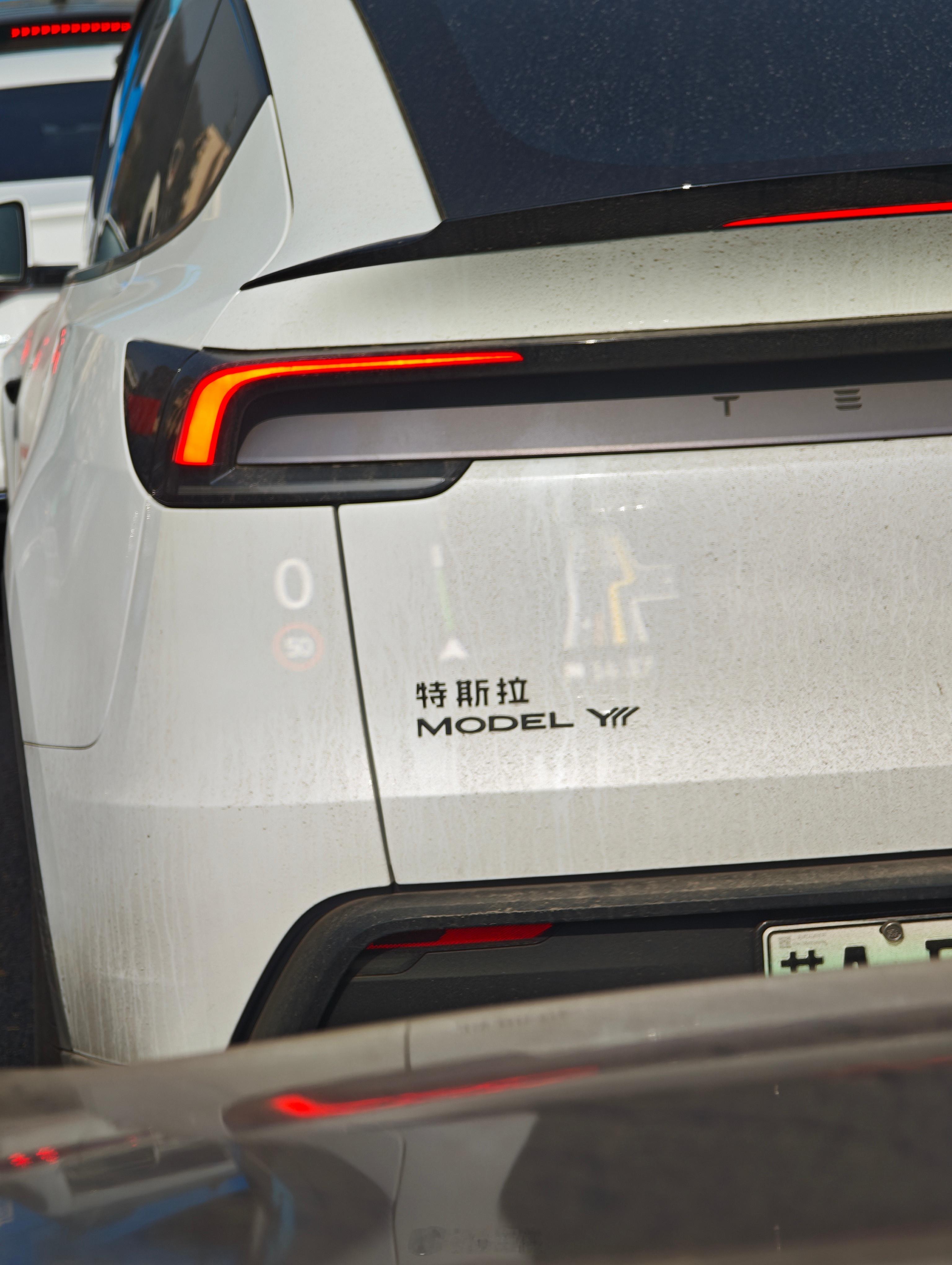 特斯拉Model YL路上能见度越来越高，跟车的时候不过不仔细看，真的以为是普通