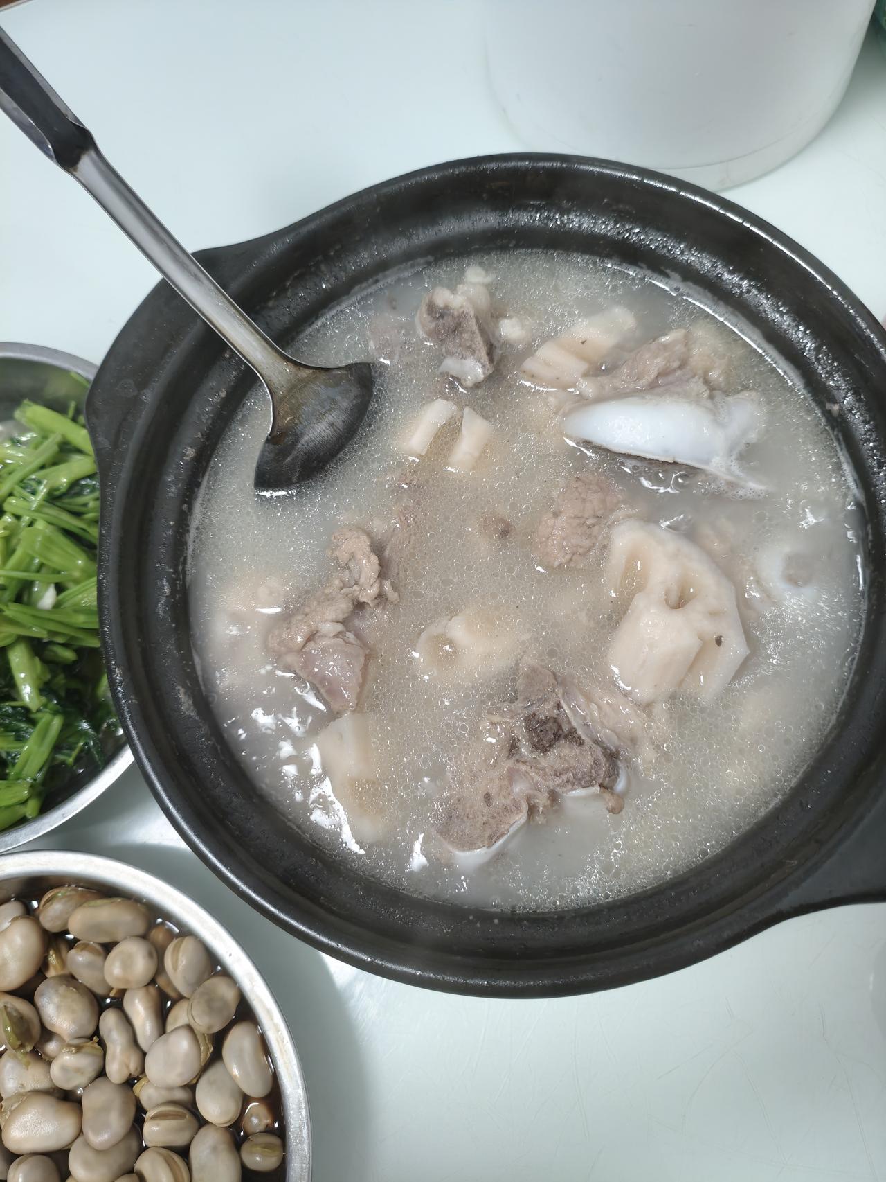 春日三餐打卡周末儿子做的菜：一锅莲藕排骨汤，凉拌豆皮海带丝，蒸蚕豆，鸡肉烧香菇，