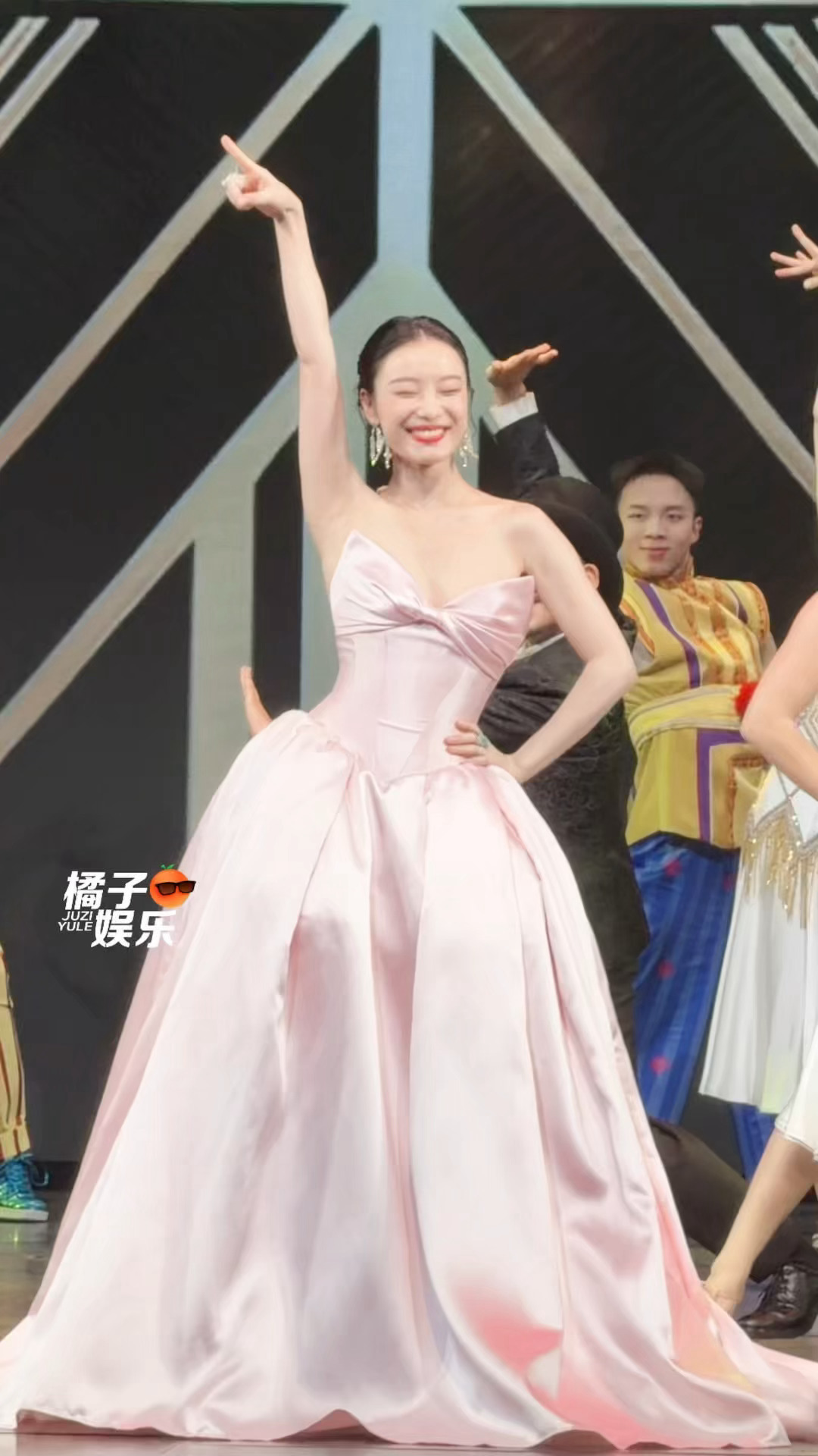 倪妮粉裙公主 倪妮身穿Nicole + Felicia2026秋冬晚装，粉色缎面