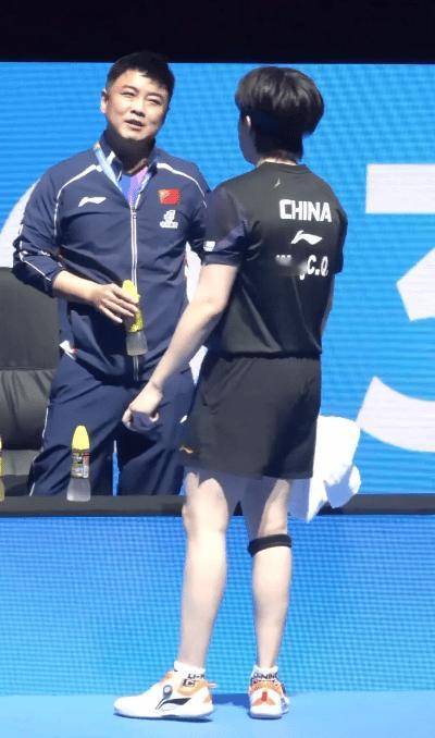 王皓给王楚钦做场外的表情太逗了，
日媒公开评价张本智和和王楚钦技术战术完全不在一