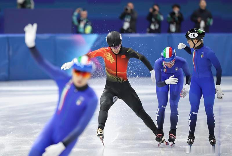 刘少昂鼓励队友往前看第三次参加冬奥会的刘少昂说：所有人都知道，短道速滑这项运动就