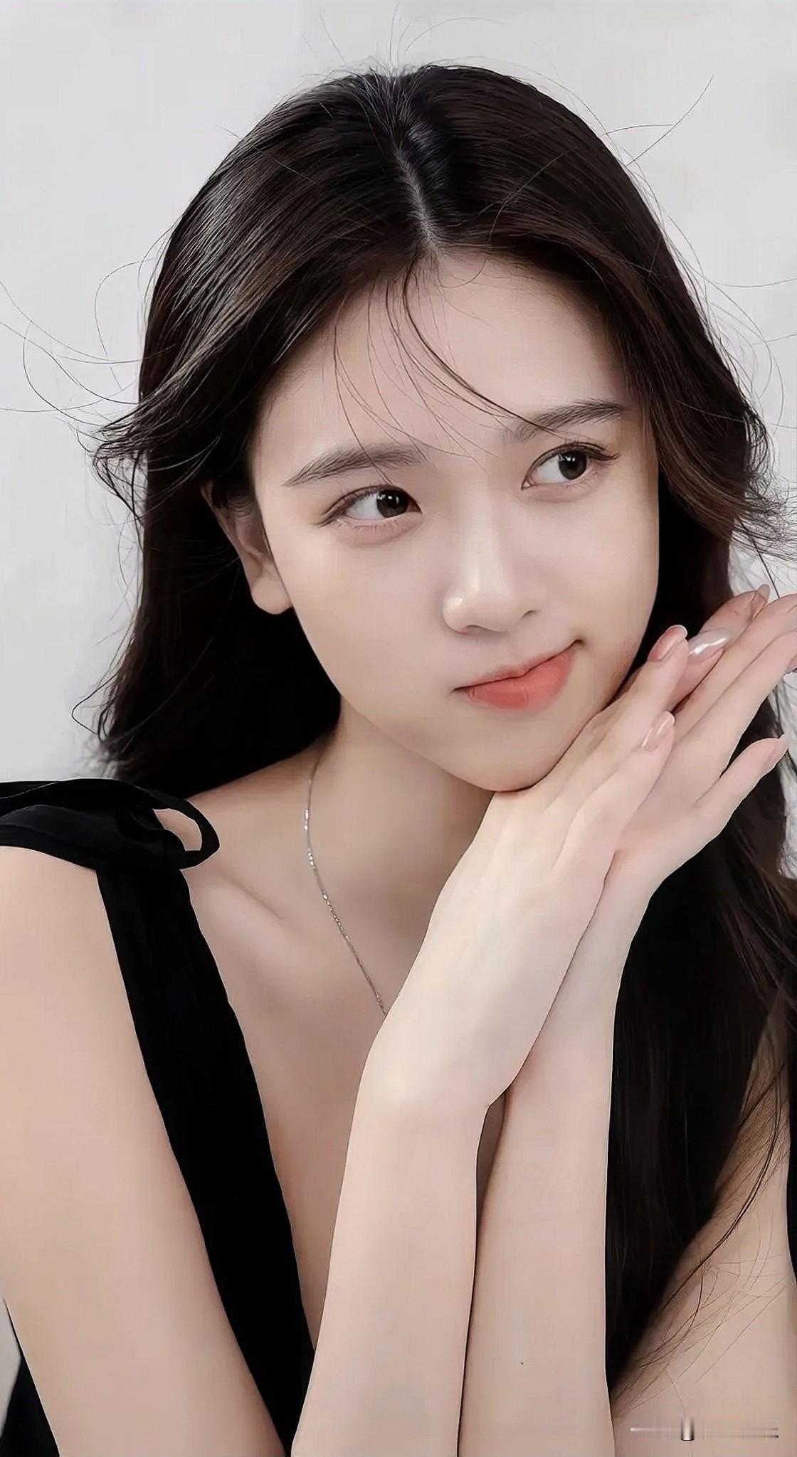 温柔甜美的少女，轻抚脸颊，散发迷人魅力。甜妹的笑容有多治愈 发一张你眼中最美的微