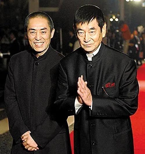 2008年，张艺谋筹办奥运会，高仓健送他一把日本刀，说：“这把刀值北京一套房！”