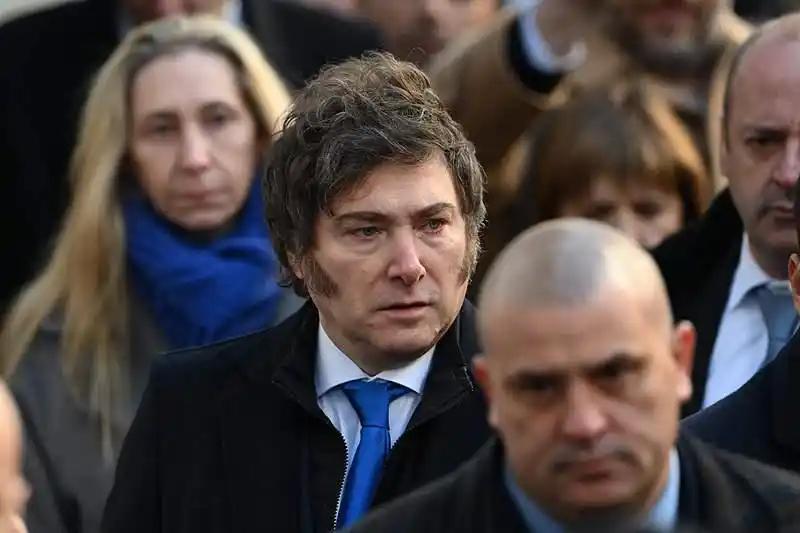 顶级金融破局！美国欠钱拒不归还，面对美国长期拖欠巨额债务的无赖做法，我国没有硬碰