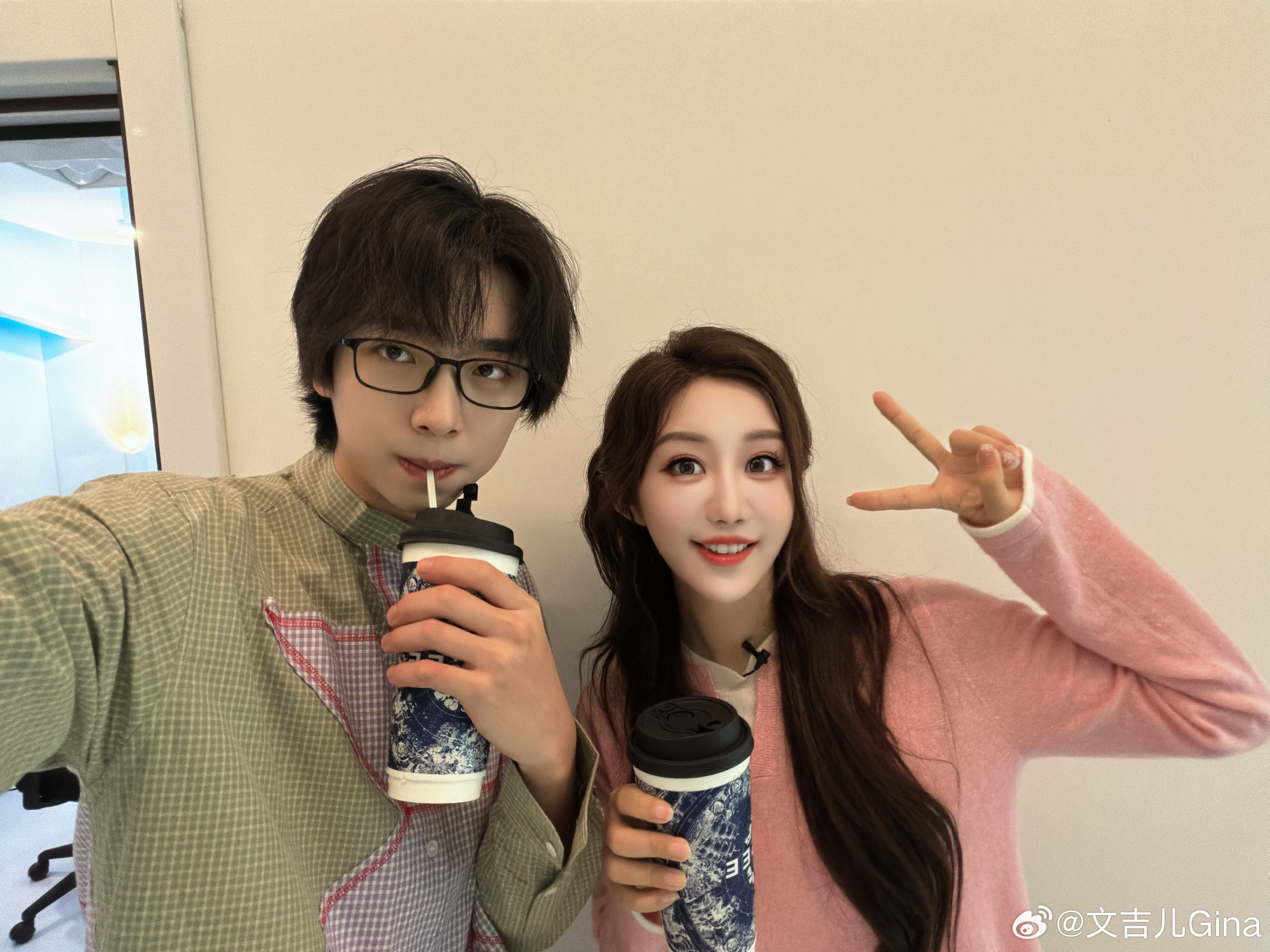 张嘉元说太穷了让文吉儿护送奶茶张嘉元装穷讹文吉儿奶茶笑的好崩溃……张嘉元也是延迟