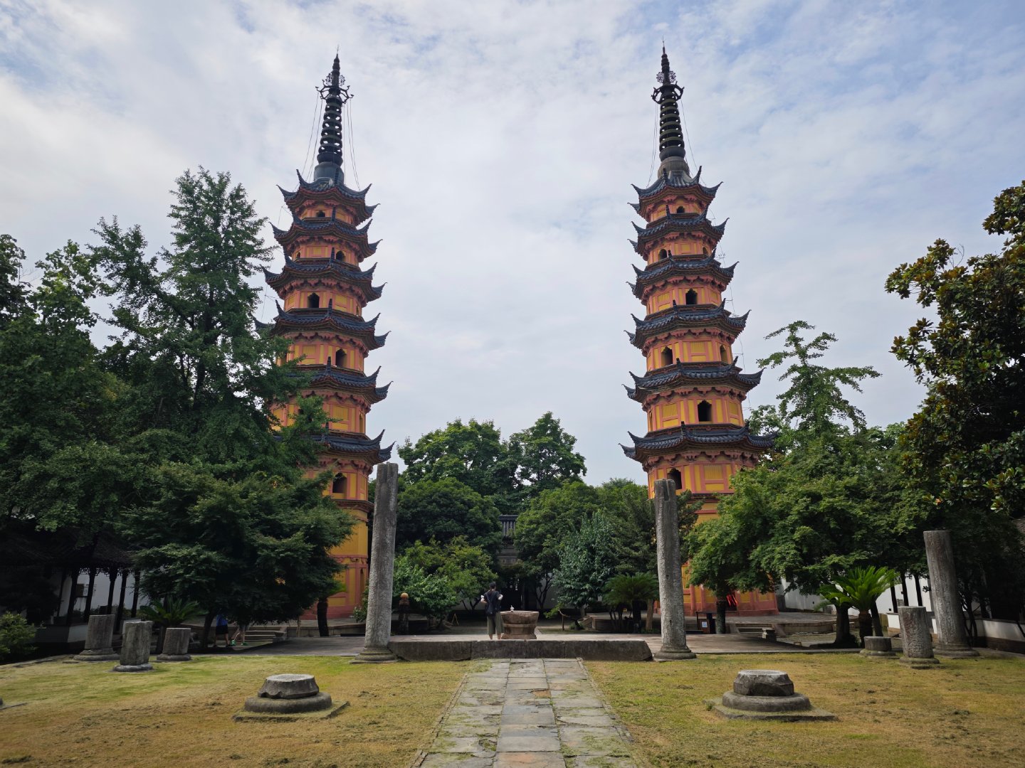 苏州罗汉院双塔，建于北宋太平兴国年间双砖塔，外形虽然是八角塔，内部实际上还是方形