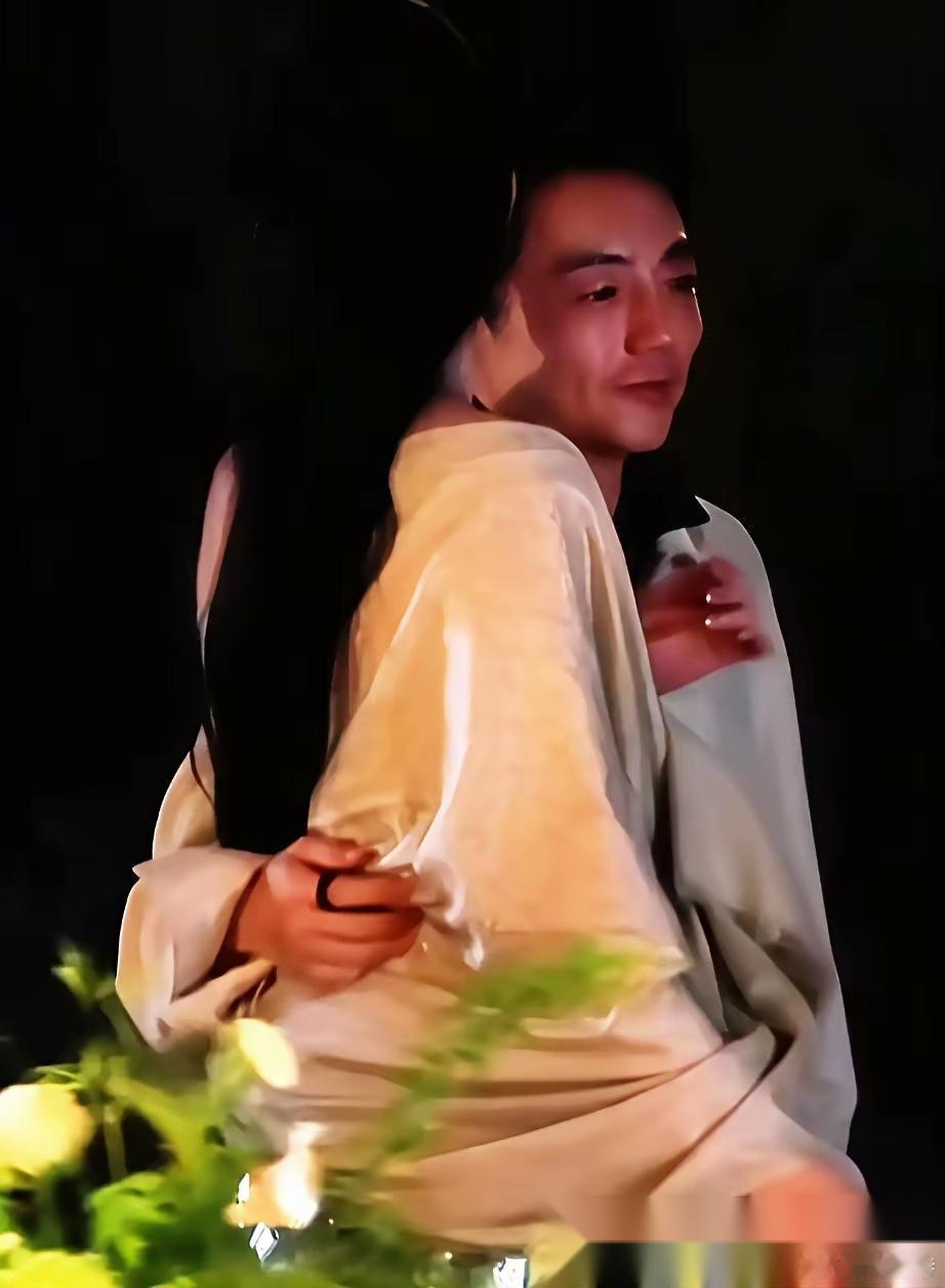 刘亦菲当众被神秘男子搂腰，确实比上一个绯闻男友，更年轻，更帅一些。刘亦菲