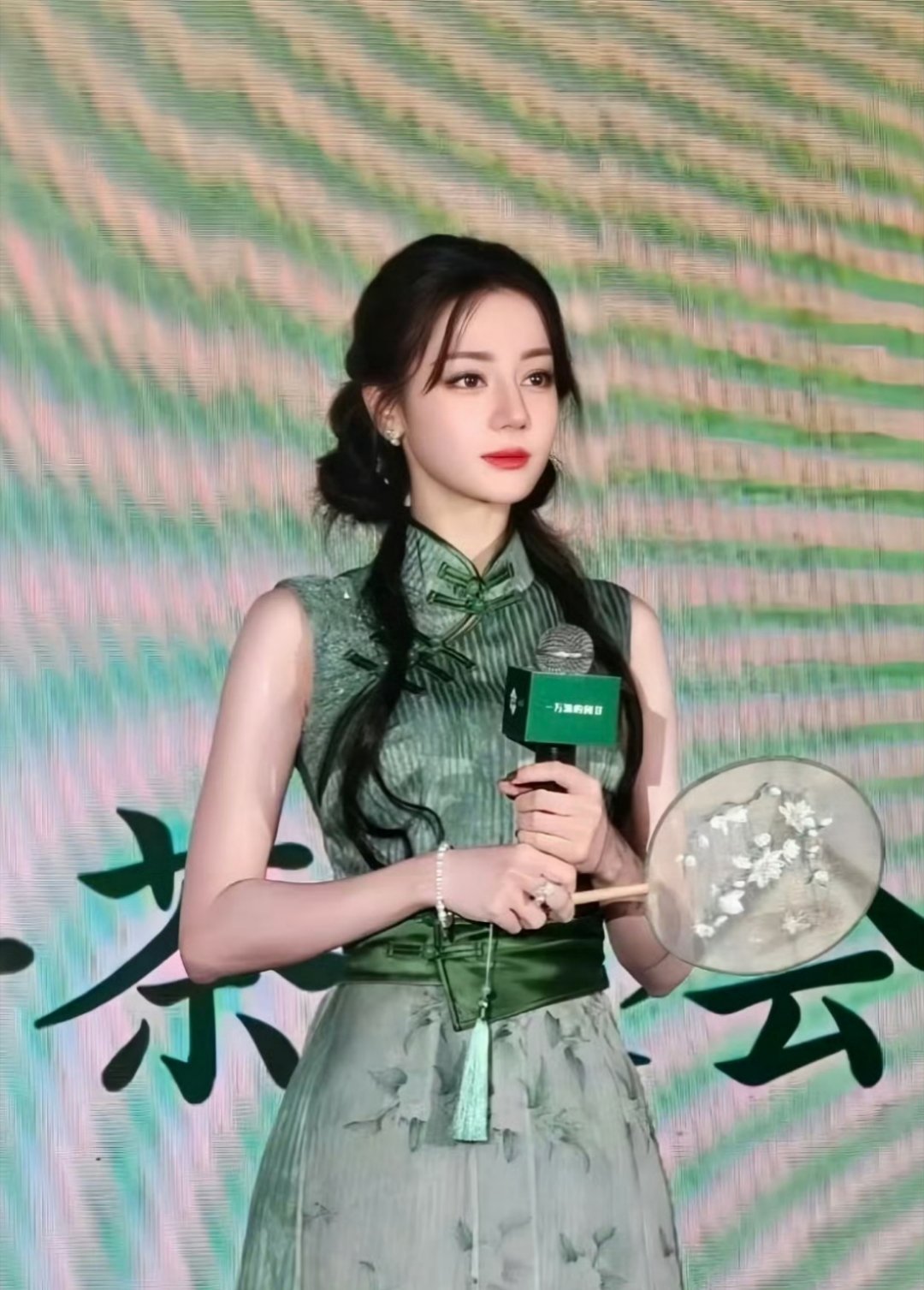 迪丽热巴今日活动生图，绿色也很适合姐姐啊！ ​​​