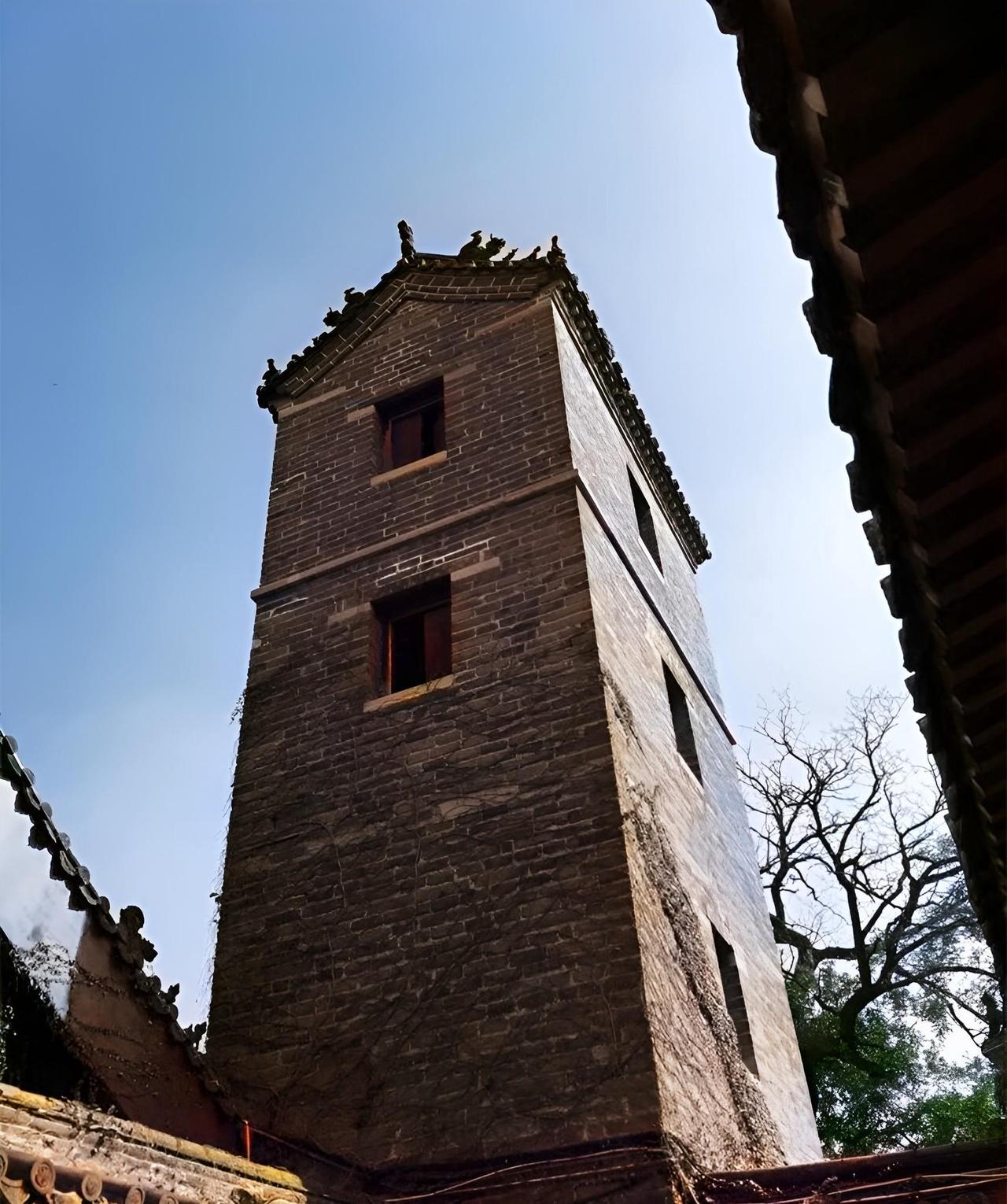 孔府的金银财宝全国存于金库楼内。

推开那扇铁皮包着的木门，手刚碰到门环就觉得不