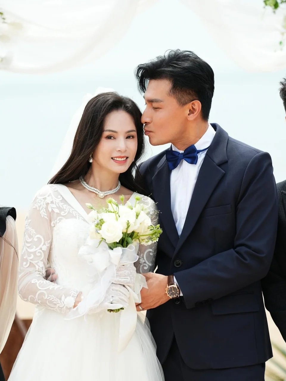 58岁李若彤再穿婚纱！新郎小16岁翻版刘德华