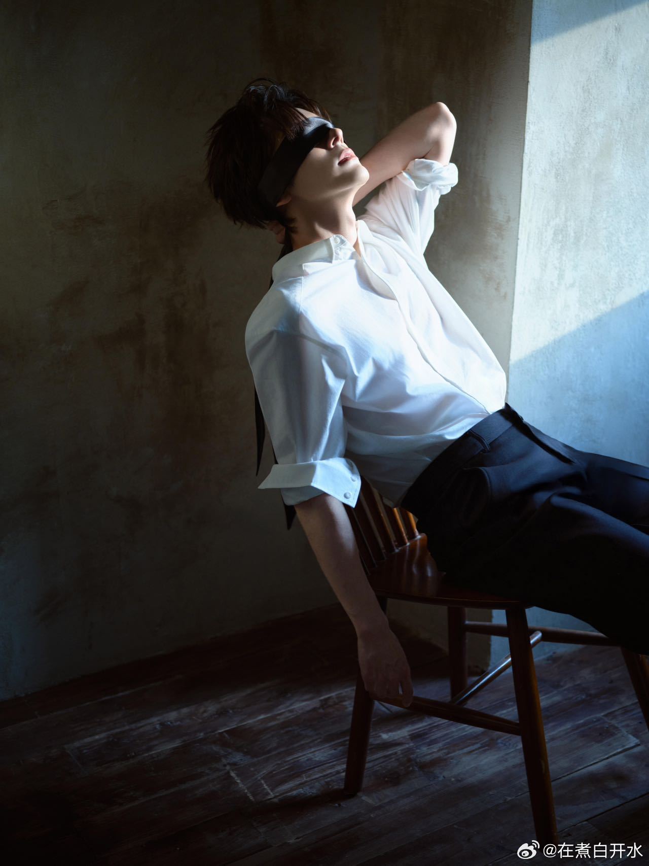 魏哲鸣半夜撤回一个剧宣你是迟来的欢喜  被魏哲鸣深夜发的内容拿捏了，327这个时