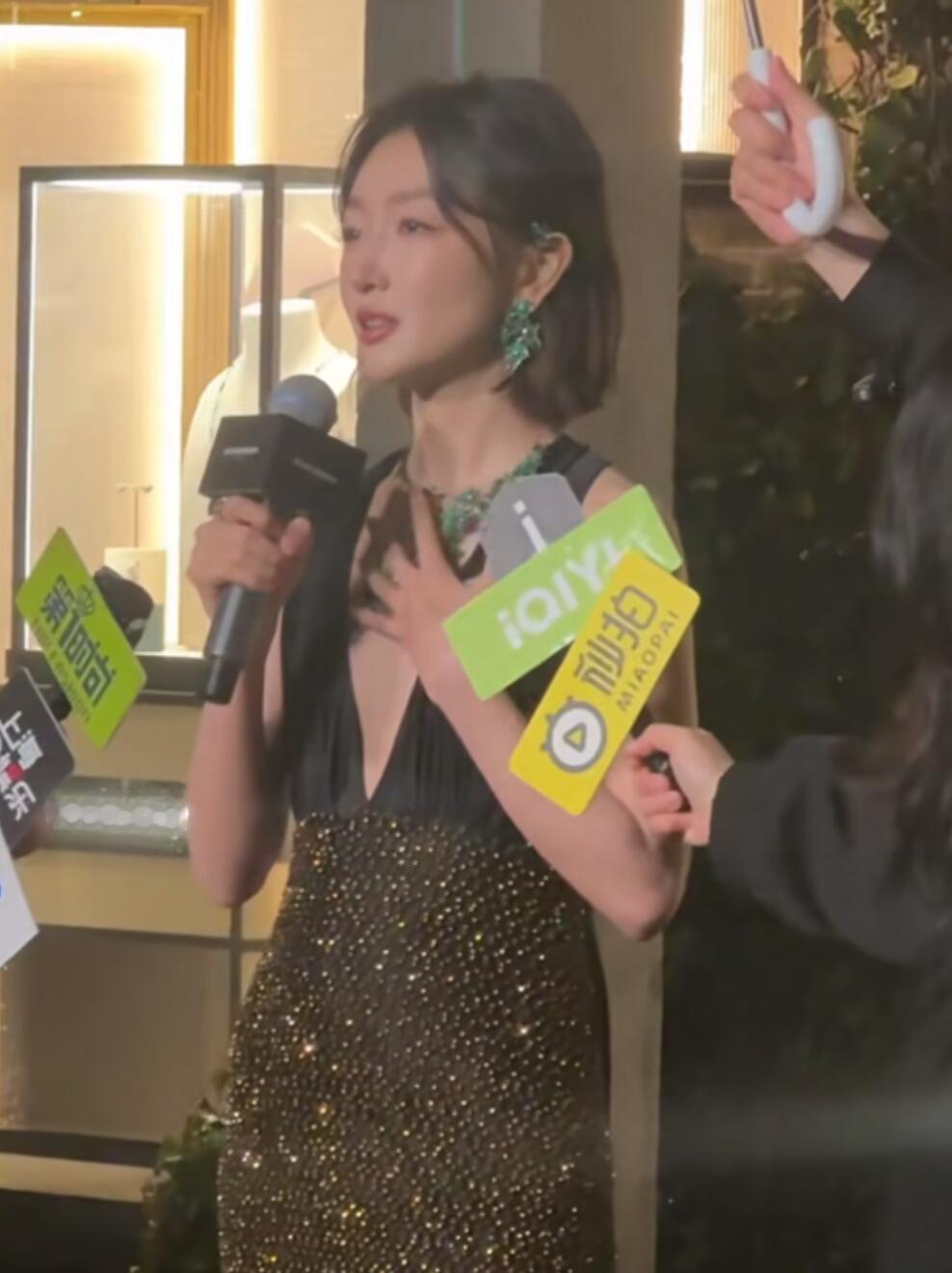 周冬雨圈内人缘周五晚高疯周冬雨这个圈内人缘还是挺可以的，大家对她评价都还挺高的 