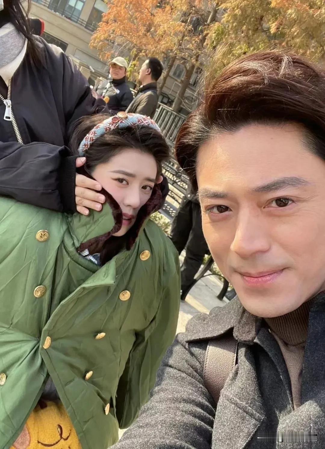 林心如真的好眼光，是会挑老公的！
霍建华拍戏期间，晒自拍照，46岁的他，眼角鱼尾