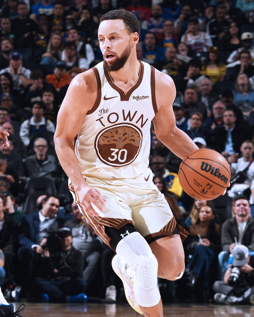 库里23分，2助攻，1篮板，1盖帽。活塞vs勇士