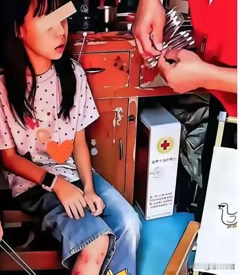 太缺德了！女子带闺女去江西龟峰景区玩，闺女下台阶时意外受伤，景区大叔免费帮她女儿