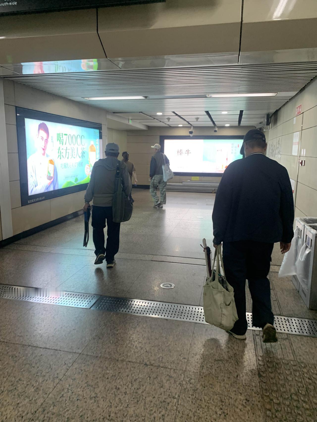 现在的老人和年轻人抢公交，我算是领教了，我强烈建议，限制他们的出行时间，比如，早