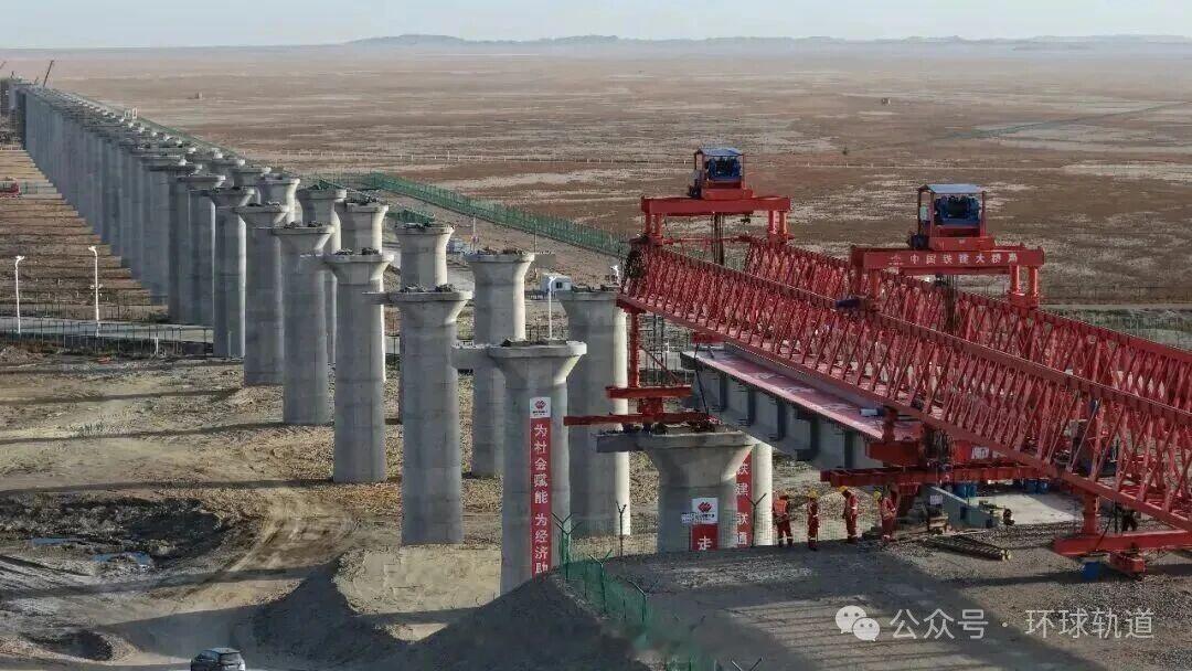 铁路头条【中蒙第二条跨境铁路中国段进入架梁施工阶段】5月10日，中蒙甘其毛都至嘎