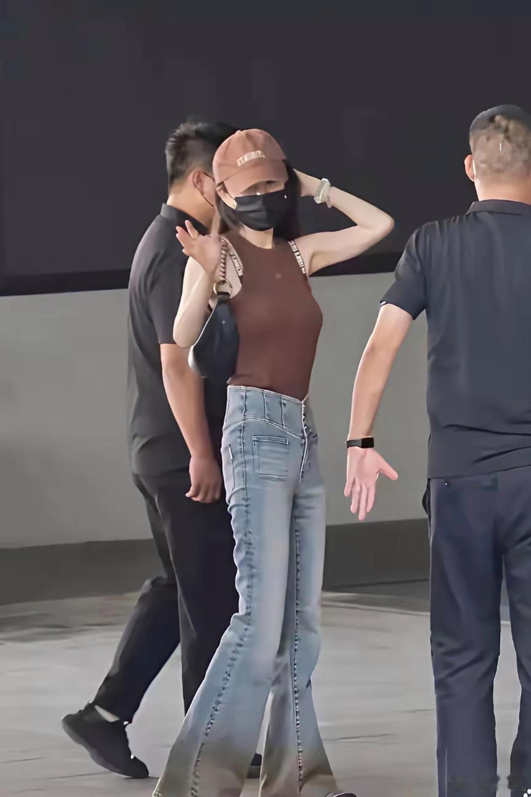 杨幂身材比例堪称逆天，大长腿抢镜，妥妥行走的衣架子 