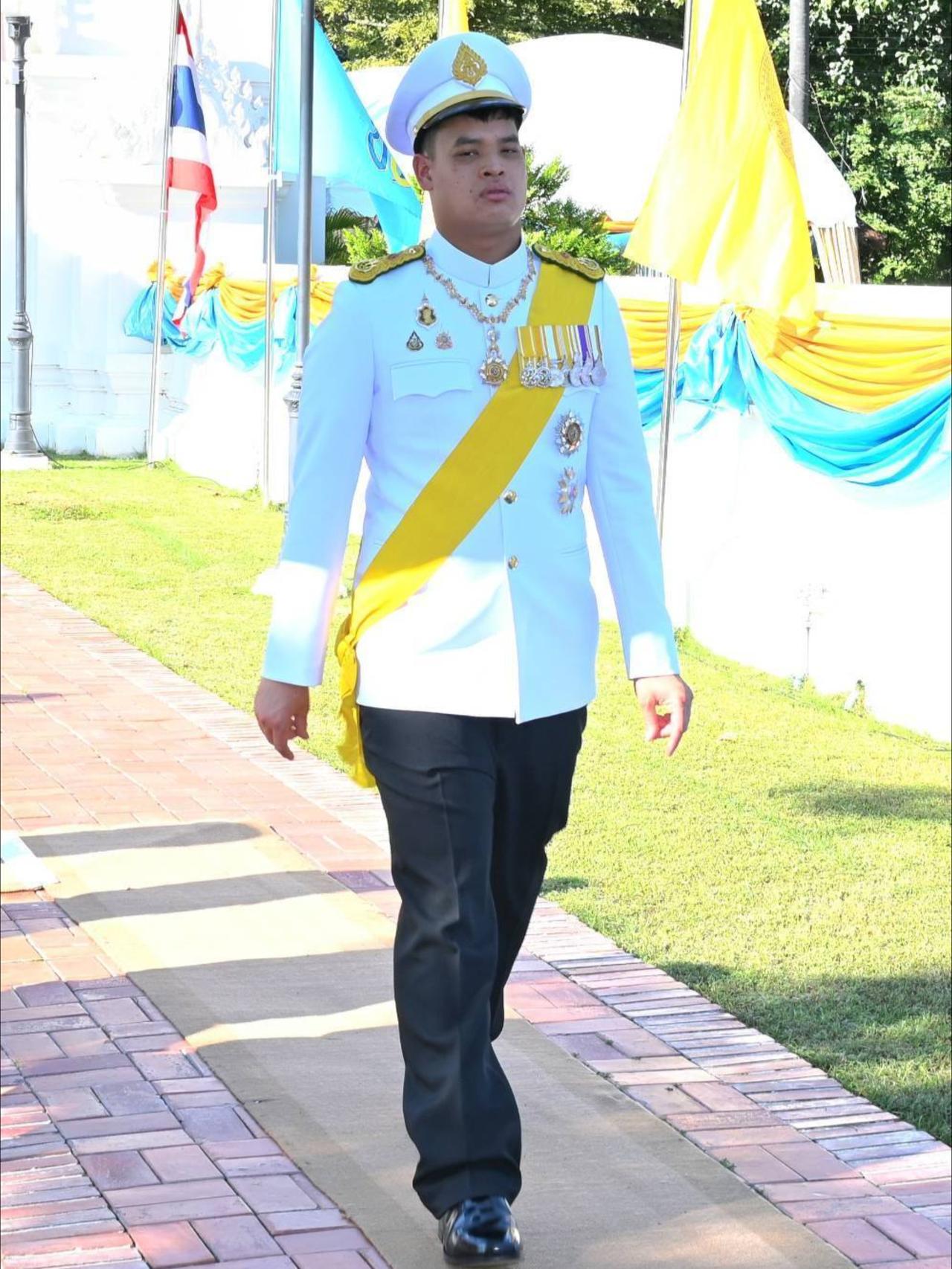 提帮功又帅又高，妥妥童话里走出来的王子
泰王将提帮功召回，委以诸多重任并安排大量