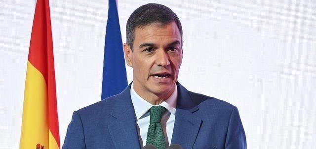 4月14日，西班牙首相桑切斯从北京起飞，专机还没落地马德里，他就在万米高空做了一