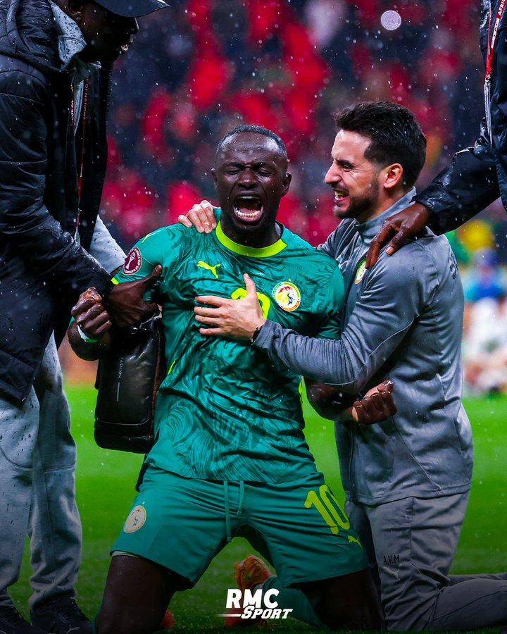 这张萨迪奥·马内在终场哨响时的照片美得令人震撼

塞内加尔永恒的英雄

本届赛事