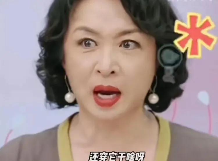 金星批评女明星参加活动时捂胸，结果网友却全都攻击迪丽热巴。最令人关注的是，热巴的