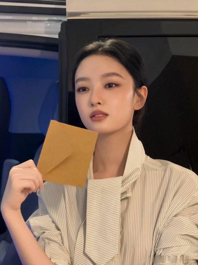 杨舒伊白衬衫造型好高级 别人穿白衬衫是通勤打工人，她一上身直接变BV秀场千金，这