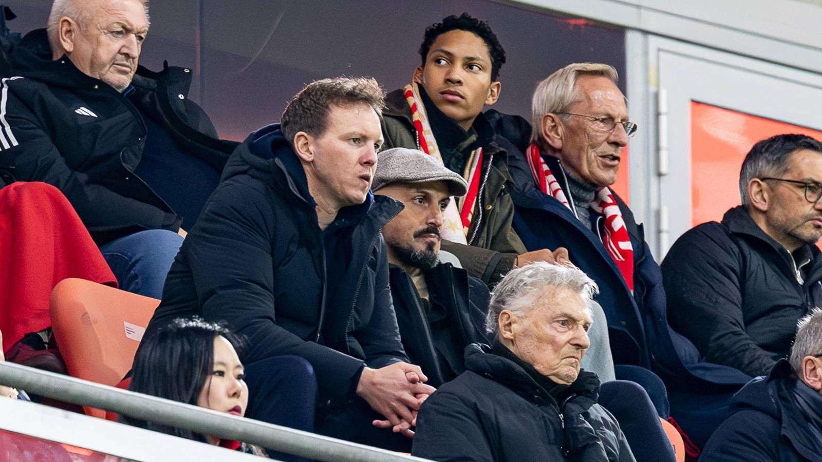 纳格尔斯曼今晚将和他的助手格吕克一起在安联竞技场，看看拜仁的德国国脚和吕迪格。[