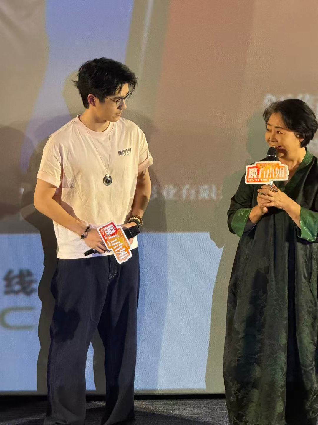 刘昊然比爸妈先住进养老院 刘昊然爸妈也说过老了住养老院 成都路演现场，刘昊然说体