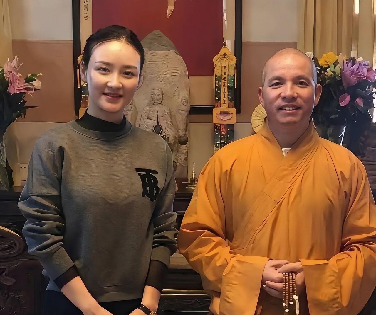 少林寺方丈笑容满面！
来的香客亲自招待！
少林寺能蒸蒸日上！
很开心！