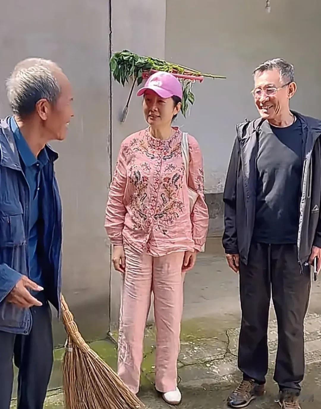 8月29日，71岁的杜志国带着三婚妻子郑卫莉回河北邢台老家，俩人下地摘花生、跟乡