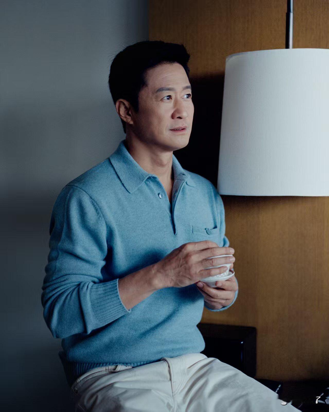 银幕上，他是铁骨铮铮的硬汉，
眼神坚定，步履铿锵，
用力量与担当，书写热血与担当