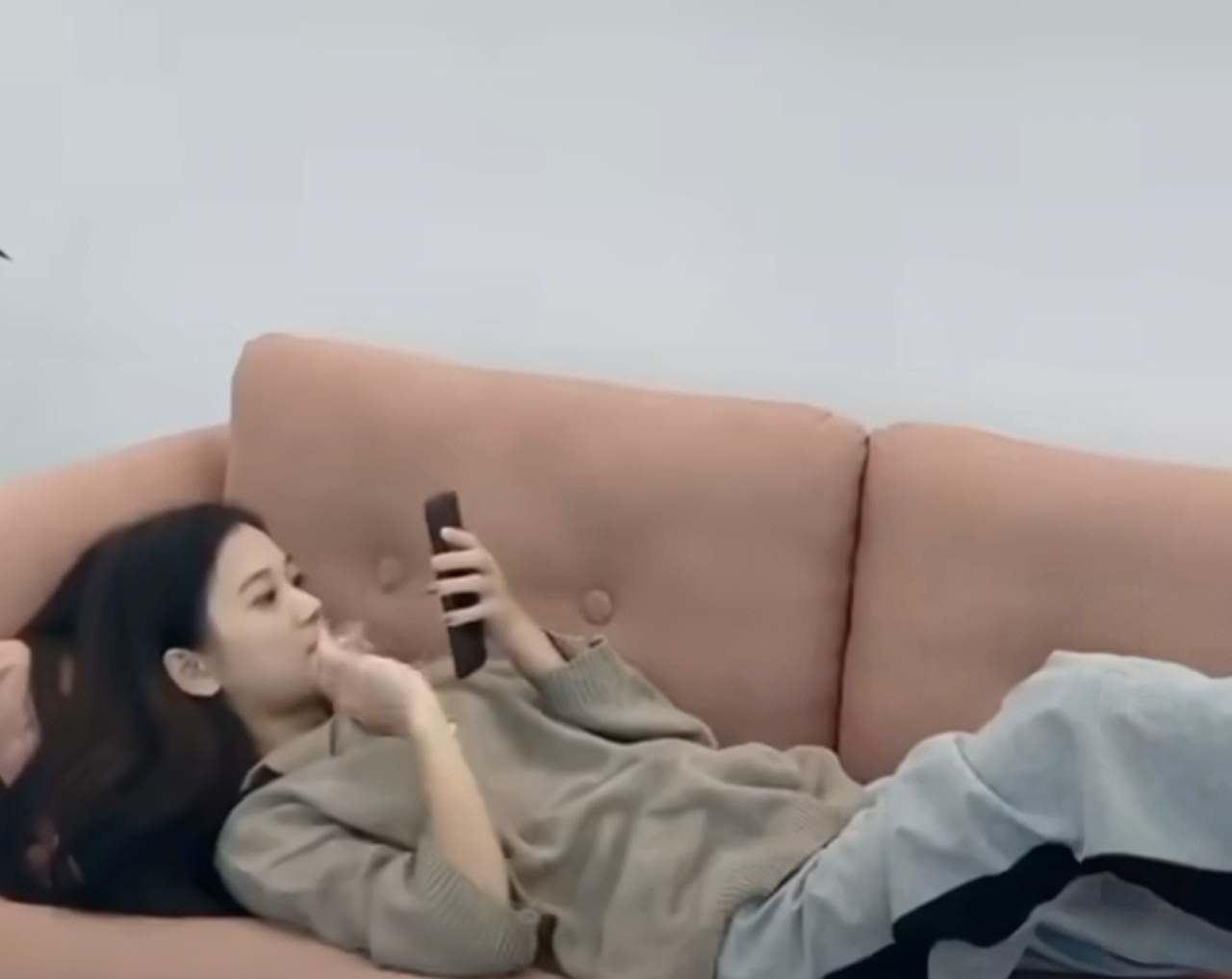 这届年轻人用偷懒反向PUA生活 这届年轻人哪里是懒，分明是活得更聪明。他们善用工