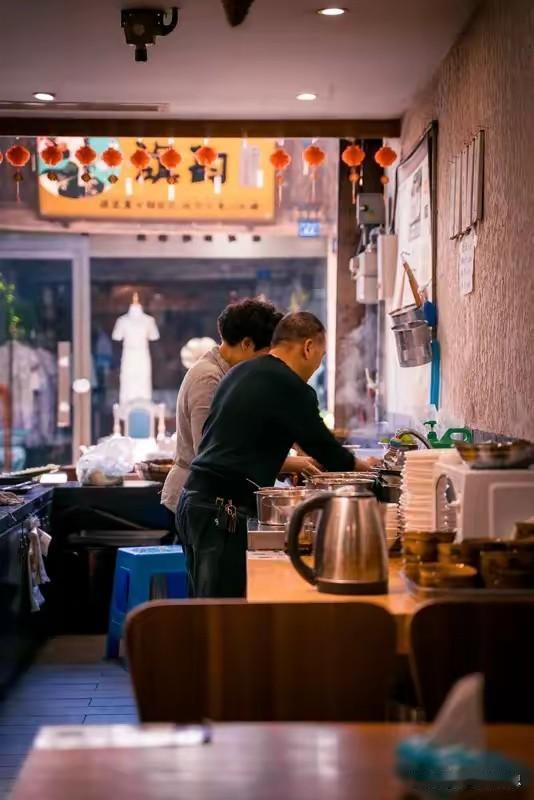 广东一上门女婿被老丈人赶出去后，在桥洞住了3天，妻子抱着孩子陪他一起受苦
广东一
