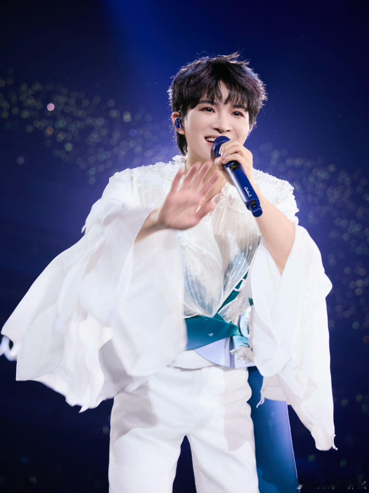 周深被茶餐厅包围了 舞台搬来茶餐厅！丝袜奶茶菠萝包配齐，一句“没你们甜”超撩，还