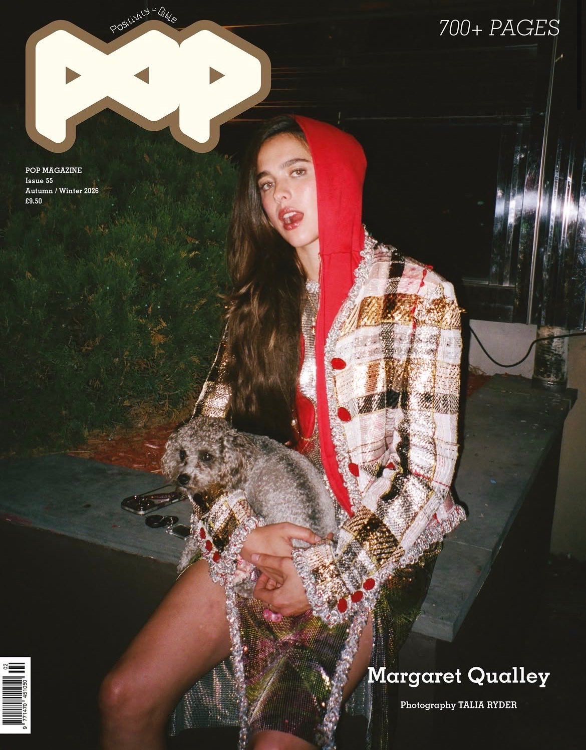 马格列特小姐抱着她的狗smokey 一起登上pop magazine秋冬刊封面 