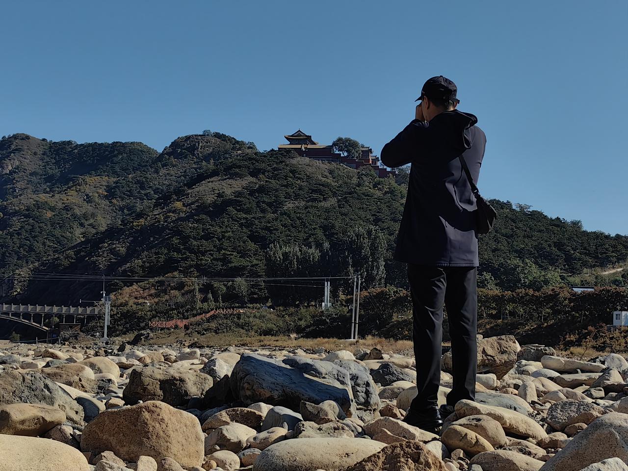 千山迎落日,谁能接住这下半句?我对“孤影没秋声”
当一个人在千山赏落日时，人也成