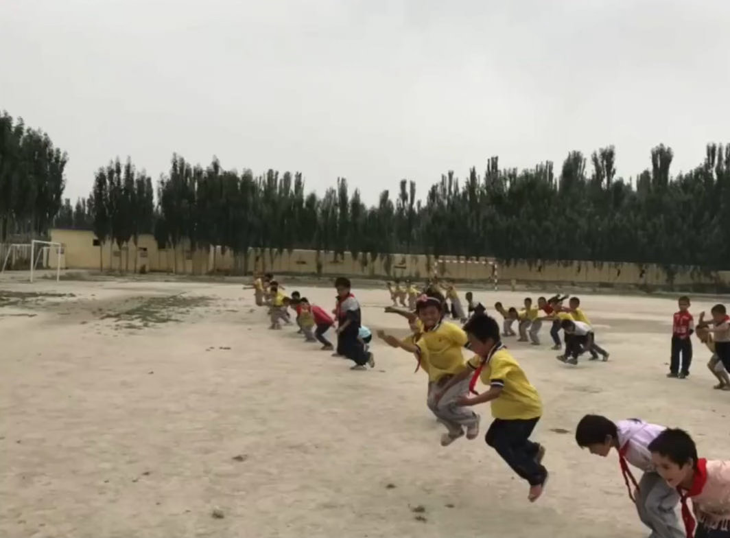 乡村小学里也有一支功夫女足看完且克村小学女足的故事瞬间破防，土跑道、旧球鞋挡不住