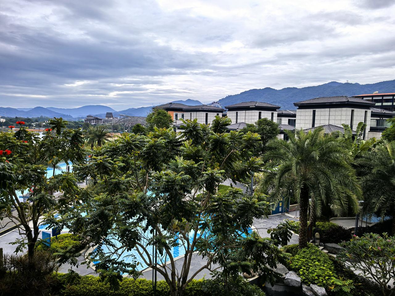 五星级酒店，好不好？好！但是，如果自己出钱，我不会住五星级酒店，我觉得不值得。五