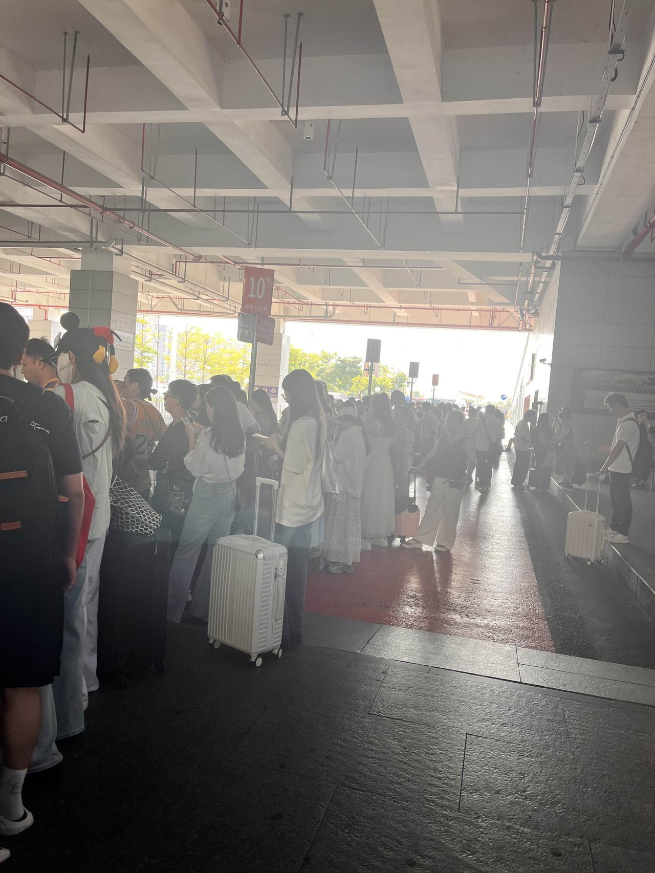 暑假即将结束，泉州动车站客流量比之前高出好几倍，乘客到网约车打车，路上时不时有人