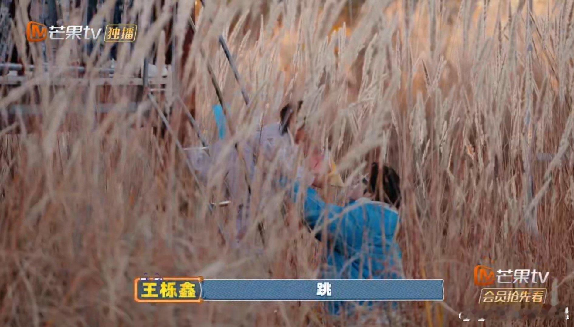 陈楚生 王栎鑫我也要抱抱糊糊接娃好暖心，生哥抢抱好好笑，陈里里卖萌好致命！这三个