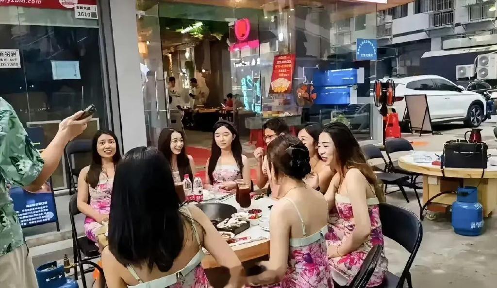 #公司回应牵手门男子仍担任高管# 同款小三免职裙都爆了，你跟我说还在担任高管？不