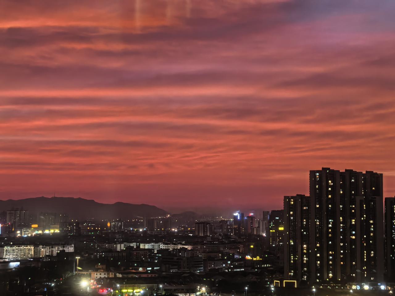 在佛山顺德的天幕上，夕阳像个调皮的小孩，慢悠悠地把金色的面纱披在城市的肩头。那一